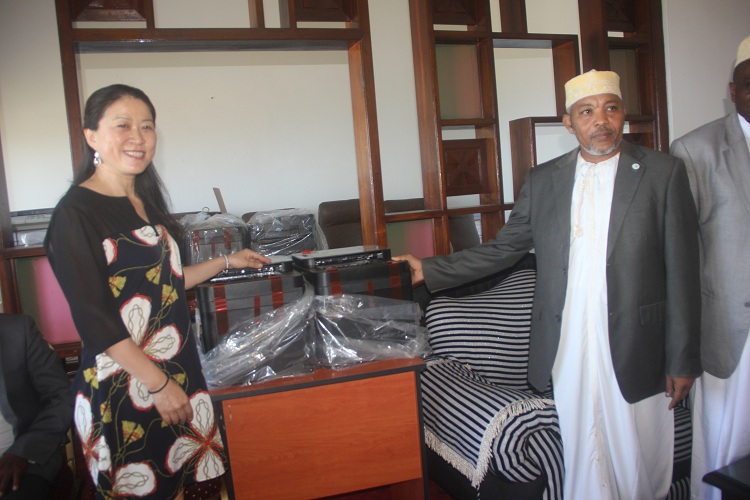 image Université des Comores / Ambassade de chine La Chine soutient l’université en matériel informatique et bureautique